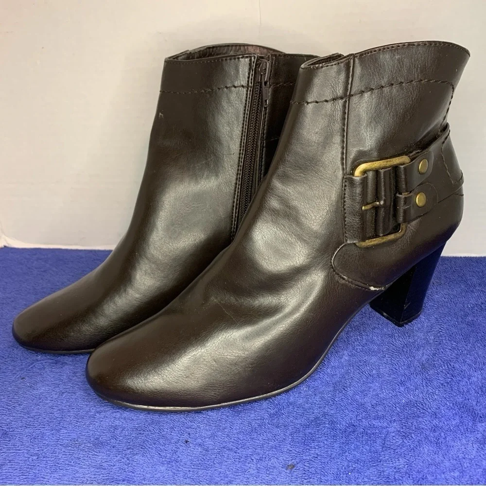 STUDIO WORKS BOLERO - BLACK SIDE BUCKLE HIGH HEEL ZIP-UP ANKLE BOOTS SIZE 9M 9M
